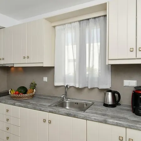 Corina Studios-apartments Apartman Náusza